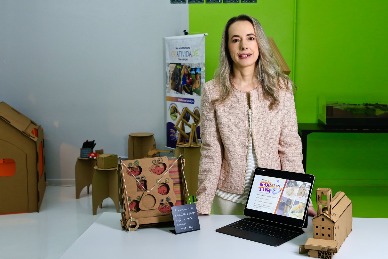 Andréa Mussi com brinquedos educativos NITAU Lab